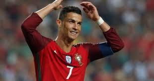 وتواجد قميص منتخب البرتغال الأساسي في القائمة، وقد صممته شركة «نايكي» لحامل لقب كأس الأمم الأوروبية باللون الأحمر مع أكمام باللونين الأخضر والأسود مستوحاة من ألوان العلم البرتغالي. Ø´Ø§Ù‡Ø¯ Ù‚Ù…ÙŠØµ Ù…Ù†ØªØ®Ø¨ Ø§Ù„Ø¨Ø±ØªØºØ§Ù„ ÙÙŠ Ù…ÙˆÙ†Ø¯ÙŠØ§Ù„ Ø±ÙˆØ³ÙŠØ§ 2018 Ø§Ù„Ø¬ Ø±Ù†Ø§Ù„ Ù†ÙŠÙˆØ²