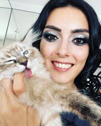 The King of Metal (courtesy of @paolocampitelli & Manu_Ana Certa] ) loves  to bite me 😹 Awesome make up by Manu_Ana Certa] 🖤🤩 #cat #makeup #king  #siberian #singer #makeuplooks #rock #metal