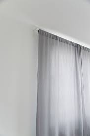 Hängt also zuerst euren gebügelten und im idealfall gewaschenen vorhang auf und überlegt, wie lang der vorhang sein soll. Diy Tutorial Und Video Vorhang Nahen Fashiontamtam Com