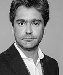 When toto's young and attractive cousin azucena (perdigon) arrives to spend some days in toto's home the kid is. Como Novio De Pueblo Cast Crew On Mubi