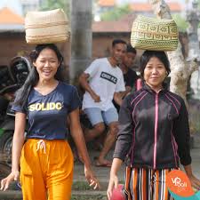 Our Local Helpers Are Showing How It S Done Thisisbali Culture Balilife Volunteerabroad