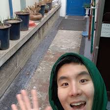 Am i only Korean getting excited for snow falling??😂😂 only i got excited  in my neighborhood⛄❄ Do you like snow as much as i do??🤗⛄#ernieoppa  #erniewith #snow #fallinginlove #winter #happiness #korea ...