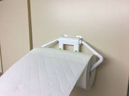 片手で切れる使いやすさに感動 ダイソーの吸盤キッチンペーパーホルダーを試してみた heim ハイム キッチンペーパーホルダー キッチンペーパー ホルダー