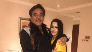 Trishala dutt is the daughter of famous bollywood actor sanjay dutt (baba). Shatrughan Sinha Meets Sanjay Dutt S Daughter Trishala Dutt