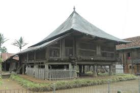 Ciri khas rumah joglo mempunyai 2 bagian pokok yaitu bagian pendopo yang merupakan bagian depan tanpa sekat dan bagian dalam yang berupa ruangan untuk kediaman pemilik yang lebih privasi. 3 Rumah Adat Lampung Gambar Nama Penjelasannya