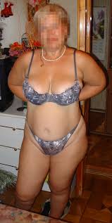 Casada fica engatada com seu cachorro zoofilia knotty. Esta Mulher Treina Caes Para Terem Relacoes Sexuais Com Ela