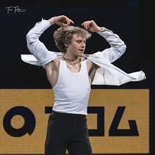 🕊️🤍Ilia Malinin performed “To Build a Home” in the exhibition gala at the  2025 World Figure Skating Championships as a tribute program for those who  lost their lives on Flight 5342. He