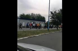 Numarul celor care tranziteaza frontiera cu ungaria a crescut semnificativ sambata seara. Video RevoltÄƒ In VamÄƒ La NÄƒdlac Sute De Oameni Au Protestat Pentru CÄƒ AsteaptÄƒ Ore In Sir SÄƒ TreacÄƒ GraniÅ£a 8 Ore Pentru Intrarea In È›arÄƒ DuminicÄƒ Update Hotnews Mobile