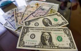 Peso mexicano avanza tras datos de inflación en EU; bolsa cae por sexta sesión al hilo
