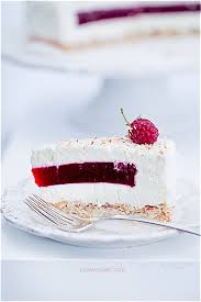 Mousse Meringuee Coco Et Insert De Gelee De Framboises Sur Fond Macaron Coco Et Corn Flakes Croustillants Au Chocol Baked Desserts Cakes Sweet Recipes Desserts