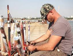 Peur sur la base est un(e) programme sur la télévision française de france 2 qui avait reçu une moyenne de 4,0 étoiles par les visiteurs d'emissionreplay.fr. Pyros Les Rois Du Feu D Artifice S01e02 Bonne Annee Replay Revoir En Streaming Votre Programme Tv