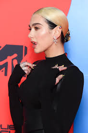 The new rules singer has shared a photo of herself grinning at the camera while on holiday in new york and has shown that she's channelling natural vibes. See Dua Lipa S Hair Evolution In 33 Photos British Vogue