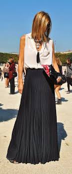 Black And White Maxi Skirt Outfit Black Pleated Maxi Skirt With White Sleeveless Top Summer Outfits Black Skirt Long Maxi Skirts Summer Skirt Outfits Summer
