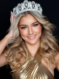 Tonight was truly a dream come true.✨ I am so honored to announce that I  won the Miss Photogenic Award! Thank you to the incredible judges and to  @fadilberishaphotography for capturing this