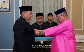 Baju tersebut menjadi pakaian rasmi kerajaan negeri johor pada setiap hari jumaat. Bernama Johor Sultan Confers Dmij On Four Individuals