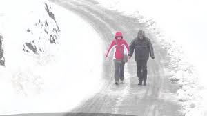 Unde e hristos in multimea programelor tv murdare, la care toti privesc zapada.desi se face religia in scoala , dar copii sunt putini la biserica.nici eu nu sunt asa harnica sa merg mai des la biserica, dar totusi de craciun sa ne. TuriÈ™tii De La Munte Au Intrat Intr O Lume De Basm Cu MultÄƒ MultÄƒ ZÄƒpadÄƒ Cum E Acum Vremea La Munte