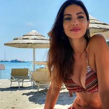In uno chalet in alta quota in val di sole paola caruso si gode una sauna all'insegna del relax e della sensualità: Valentina Caruso Freeforumzone