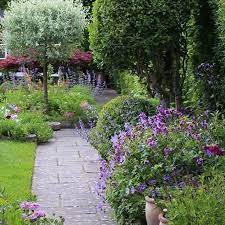 Very Pretty Garden Bed Along This Paved Walkway Beautiful Backyard Garden View From Have02 Pretty Gardens Backyard Garden Beautiful Backyards