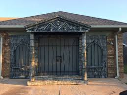 Garage Door Mausoleum W Rear Projection Screen Amazing Halloween Forum Member Donny Lizenbee Halloween Garage Halloween Props Diy Halloween Garage Door