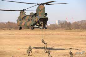 陸上自衛隊：ヘリコプターの能力を見る①、「ヘリボーン」地上部隊を空輸し素早い展開を行なう | 画像ギャラリー ( 3枚目  全8枚 ） ｜  Motor-Fan[モーターファン]