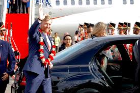 See full list on nl.wikipedia.org Koninklijk Huis On Twitter Koning Willem Alexander En Koningin Maxima Worden Met Een Bloemenkrans En Bloemen Ontvangen Op Het Vliegveld Van Jakarta Voor Het Staatsbezoek Aan De Republiek Indonesie Het Programma Van Het