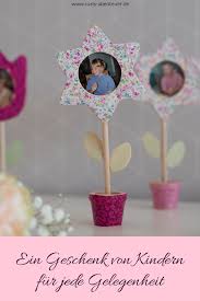 Geschenke Basteln Mit Kindern Eine Blumige Uberraschung Geschenke Basteln Mit Kindern Geschenke Basteln Geschenke Fur Oma Basteln