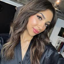 Estelle Steele's Instagram, Twitter & Facebook