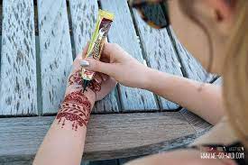 Henna tattoo schweiz die einen versuchen sie abzudecken, die anderen zaubern sie sich mit filtern oder farbe ins gesicht: Henna Tattoo Selber Machen Kunstvolle Diy Mehndis Vorlagen