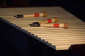 Alat musik ini terbuat dari kayu dan bentuknya ditata rapi dan mempunyai 5 bilah nada yang berfungsi sebagai pembawa melodi. Alat Musik Kesenian Tradisional Indonesia