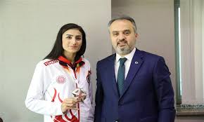 Milli tekvandocu hatice kübra i̇lgün, i̇rem yaman'la arasında 2020 tokyo olimpiyatları'na nedeniyle başlayan kota krizi sonrası gündeme geldi. Bursa Li Tekvandocu Hatice Kubra Ilgun Gozunu 2020 Olimpiyatlarina Dikti Prusa Haber