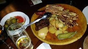 Por eso, en el corte inglés te ofrecemos una amplia selección de muebles que harán de tu oficina en casa tu rincón favorito de tu hogar. Plato Especial De La Casa Para Dos Personas De Carne Y Chorizos A La Plancha Mas Ensalada De Enc Picture Of Caru Cu Bere Bucharest Tripadvisor