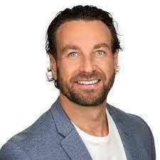 Steven Underhill's Instagram, Twitter & Facebook