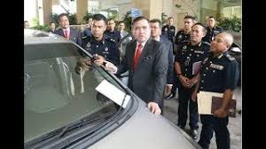 Karena kelas itu menghadap kedalam dengan dinding kaca agak gelap dibelakangnya, keliatan agak jelas sebelum keluar pintu rumah, aku masih menyempatkan diri bercermin di depan kaca yang ada di ruang tamu. Tiada Had Cermin Gelap Kenderaan Persendirian