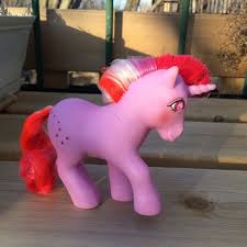 She has a white ribbon bow on her tail. Pin On My Little Pony G1