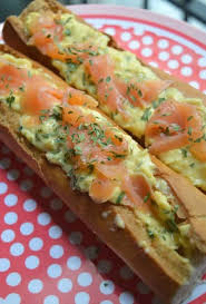 La Baguette Fourree Aux Oeufs Brouilles Et Au Saumon L Idee Brunch Ideale Pour Regaler Ses Invites Recette De Petit Dejeuner Petit Dejeuner Sale Petit Dejeuner Et Brunch