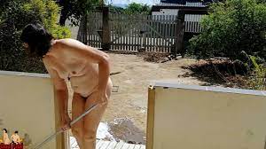 Ama de casa desnuda limpiando el balcón ver en línea