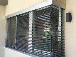 Eine innenjalousie besteht aus horizontal angeordneten lamellen, die an die fenstergröße angepasst werden können. Platzsparende Jalousie Fur Innen Und Aussenmontage Thoms Sonnenschutztechnik Gmbh Munchen Haar