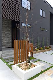 城壁（じょうへき、ラテン語 moenia フランス語 muraille、英語 defensive wall） は、城の周囲を囲んで建設された防御壁のことである。城郭都市では都市全体を囲い、また境界線（国境）上に建設し、外敵の攻撃から内側を守る。 å®¶ã®å°è±¡ã‚'æ±ºã‚ã‚‹å¤–å£æ ã‚¹ã‚¿ãƒƒãƒ•ãƒ–ãƒ­ã‚° ç¦å²¡çœŒã®æ–°ç¯‰ä¸€æˆ¸å»ºã¦ãªã‚‰ã‚ˆã‹ã‚¿ã‚¦ãƒ³
