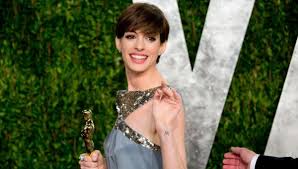 Egal, ob sie ihr haar färben oder ein natürliches grau oder weiß lassen, sie können immer noch den stilvollen look haben, nach dem sie sich sehnen, und auf jeden fall schön sein! Kurz Und Gut Wie Anne Hathaway Pixie Cut So Gelingt Der Kurzhaarschnitt Bunte De