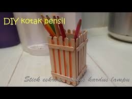 Hasil dari kerajinan stik es krim juga bisa dimanfaatkan untuk hiasan dinding kamar atau ruang tamu, yang hal tersebuat membuat kesan berbeda pada ruang tamu maupun kamar tidur atau bisa juga untuk mendekorasi dinding ruang makan, dapur, pintu kamar mandi, pintu kamar tidur, teras rumah dan lain. Diy Cara Membuat Tempat Pensil Dari Stick Es Krim Youtube