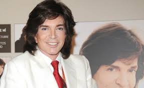 En españa, largas filas de personas se apostaron a las afueras de la sociedad general de autores y editores en madrid para visitar la capilla ardiente del cantautor camilo sesto, fallecido a los 72 años debido a un paro cardiorrespiratorio. 8 709853 Camilo Sesto Camilo Blanes De Mi Camila