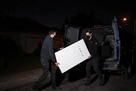 Roban baterías millonarias de la fábrica de Tesla: revelan esquema criminal