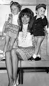 See more ideas about joan collins, joan, dame joan collins. 71 Joan Collins Ideen Joan Collins Britische Schauspieler Filmstars