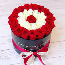 Embrace Flower Power Today With This Natural Collection Www Theroyalroses De Theroyalrosesgermany Rosebo Rosen Box Valentinstag Geschenk Fur Ihn Lila Rosen