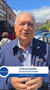 Carlos Barra Matamala, ex Alcalde de Pucón, llegó a votar a la Escuela  Nuestra Señora de Fátima acompañado de su nieto y concejal, Emilio Ulloa.  El Trancura conversó con la ex máxima