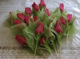 как сделать бутон розы из гофрированной бумаги без конфет Sladkaya Kompoziciya Butony Roz Buket Iz Konfet Buket Bumazhnyj Cvetok Uchebnik