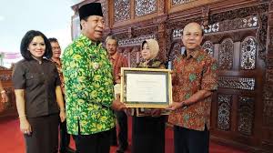 (d) nama jabatan ditulis simetris dengan huruf kapital (2) kelompok isi, terdiri atas: 179 Pns Purna Tugas Terima Penghargaan Dari Pemkot Magelang Tribun Jogja