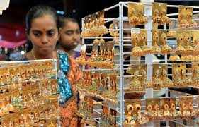 Aksesoris yang digunakan oleh pria adalah keris. Bernama On Twitter Masyarakat India Sibuk Membeli Kuih Tradisional Pakaian Aksesori Barang Lain Di Little India Ipoh Untuk Sambutan Deepavali Sabtu Ini Https T Co Ttwczuq9zt
