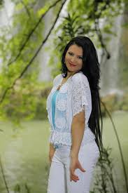Sanatçı hayatının ilk yıllarını mersinde geçirmiştir. Ankarali Ayse Dincer Photos Facebook