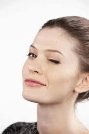 How to Apply False Lashes Like a Pro: Tips and Techniques